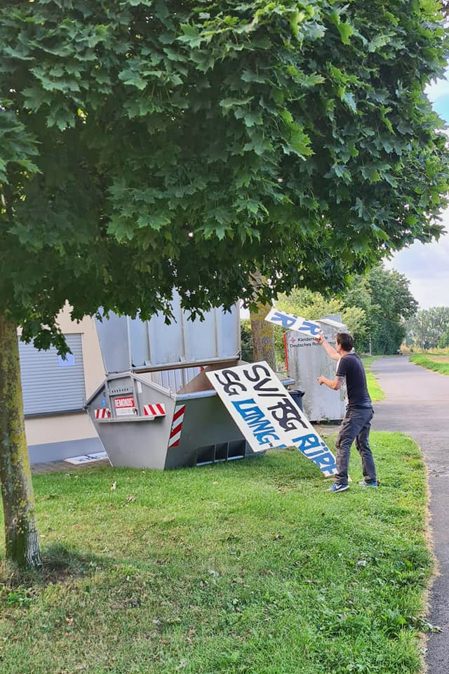 Der 1. Vorsitzende füllt den Container