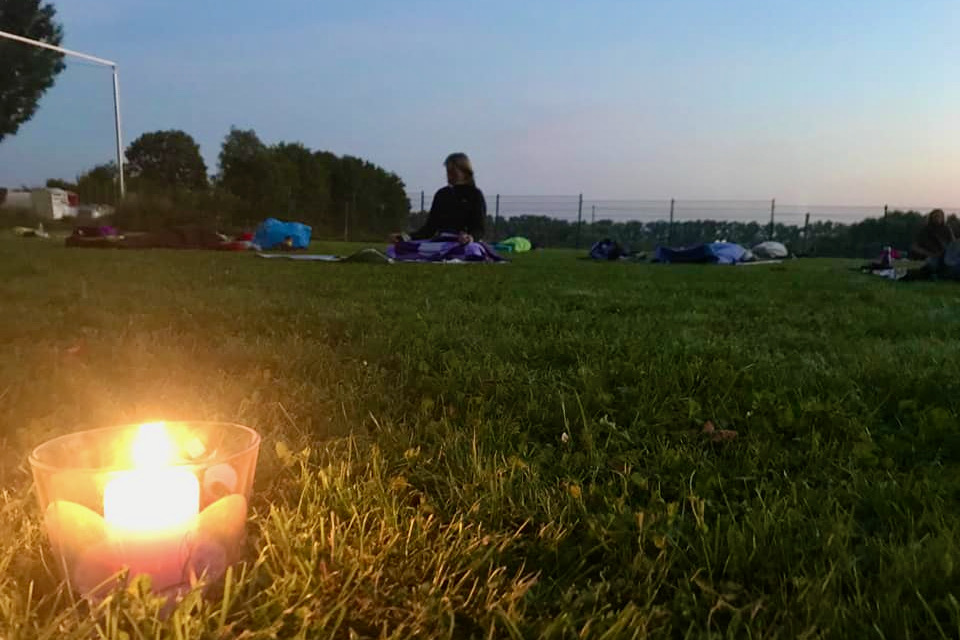 Yoga bei Kerzenschein