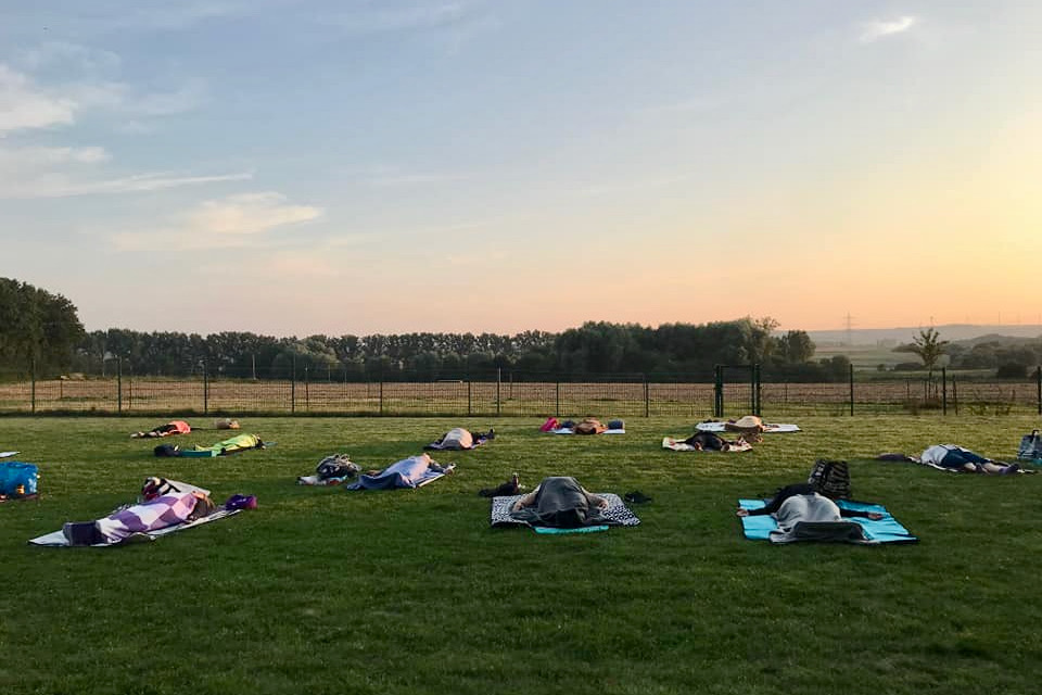 Yoga auf dem Kleinspielfeld