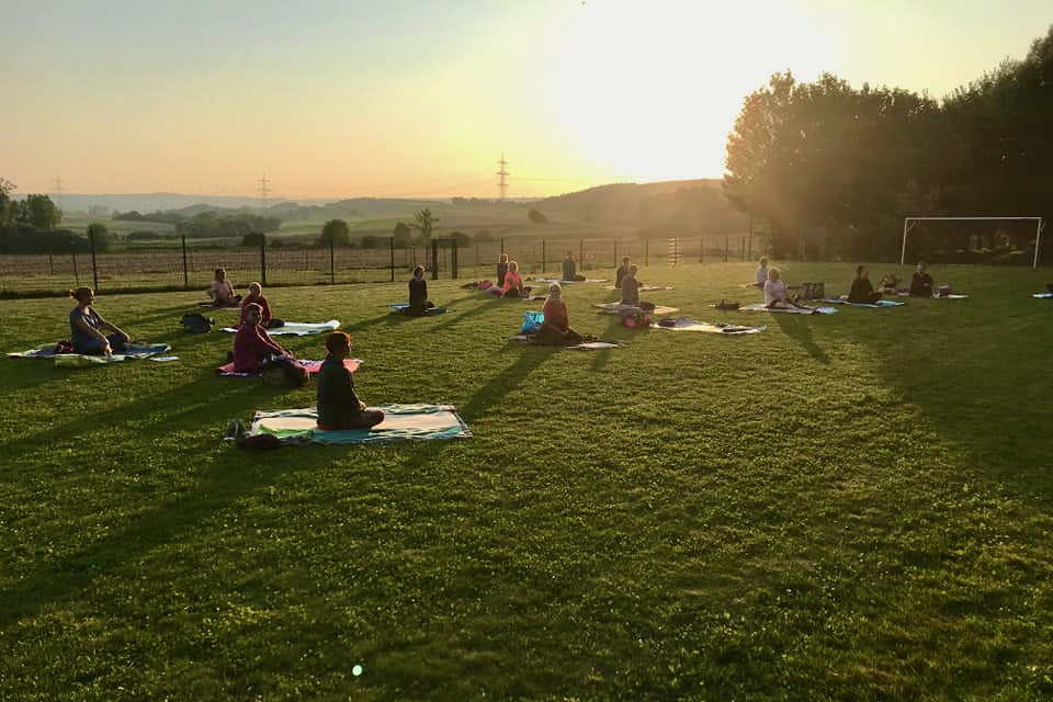 Yoga bei Sonnenuntergang